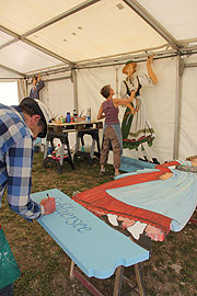 Die Figuren in der Ochsenbraterei werden überarbeitet: Fotos Aufbauzeit Oktoberfest München 2017 Wiesnaufbau Fotos und Video vom 19.07.2017 (©Foto: Marikka-Laila Maisel)